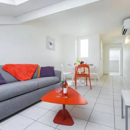 Port 3 - Spacious And Central W Ac On The Port